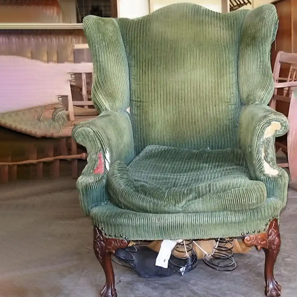 مبل راحتی قبل از تعمیر